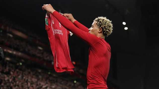 Hugo Ekitike diganjar kartu merah usai selebrasi buka baju