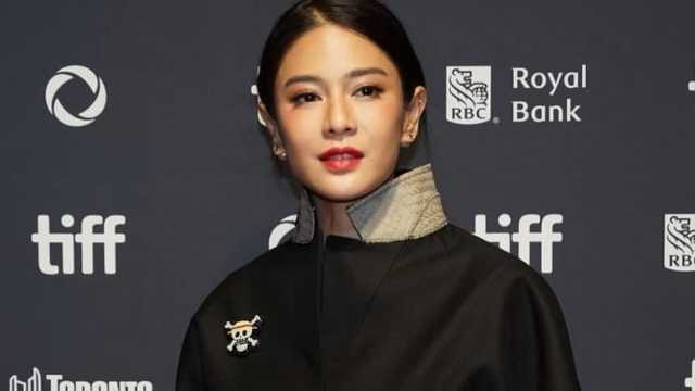 Dian Sastro kenakan pin One Piece, kontras dengan skandal korupsi keluarga suami