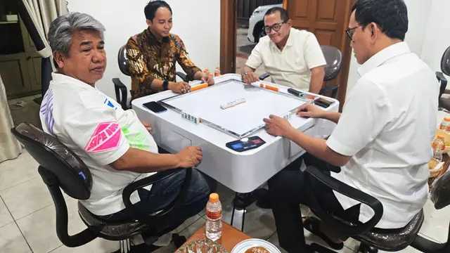 Menhut Raja Juli Bantah Kenal Pembalak Liar Azis Wellang di Foto Viral Domino