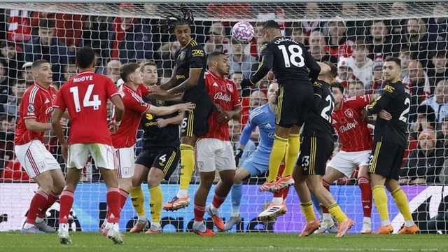 Dyche Sindiran Keras Wasit Usai Gol Kontroversial MU di Laga Imbang