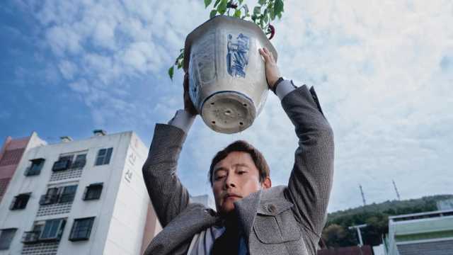 Lee Byung-hun Bikin Terkejut di 'No Other Choice', Disebut Saingi 'Parasite'