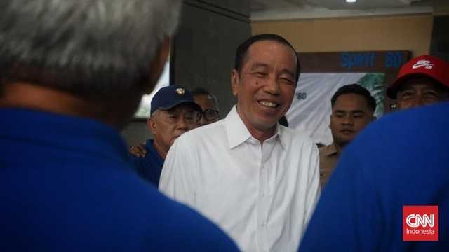 Jokowi terkekeh soal ijazah Gibran digugat, sebut ia yang carikan sekolah