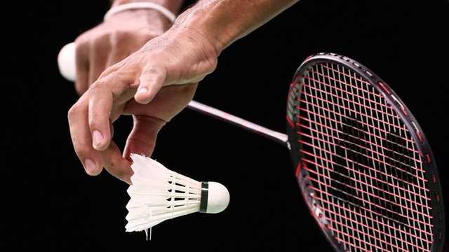 Kuasai 4 Teknik Dasar Memegang Raket Badminton, Tingkatkan Permainanmu!