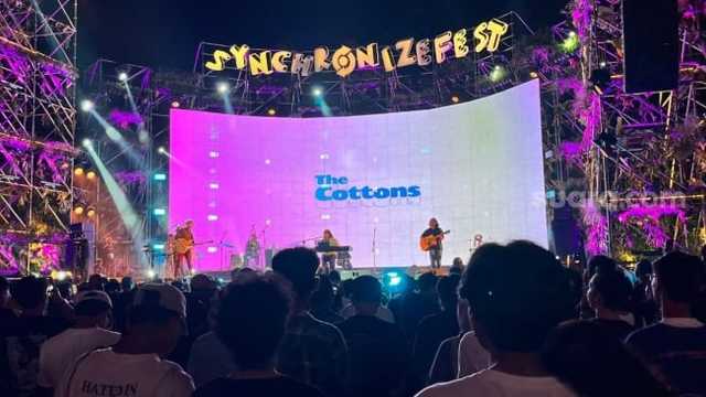 The Cottons Ajak Lupakan Negara, Sentil Isu Keracunan MBG di Synchronize Festival
