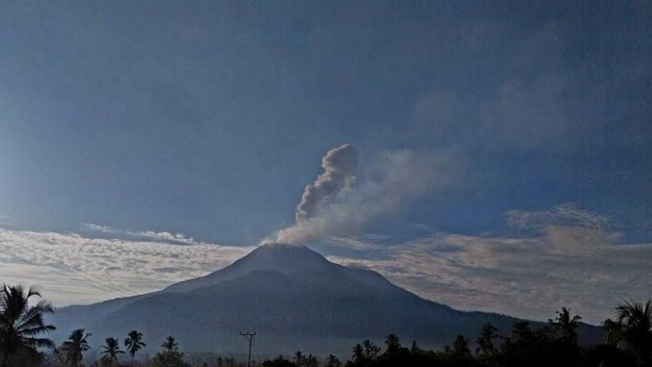 Gunung Lewotobi Laki-Laki erupsi, kolom abu 1.000 meter, status Awas