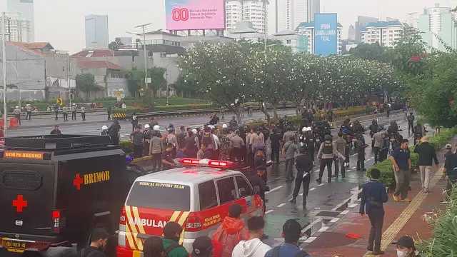 Polisi Pukul Mundur Massa Demo DPR Ricuh, Tembak Gas Air Mata dan Water Canon