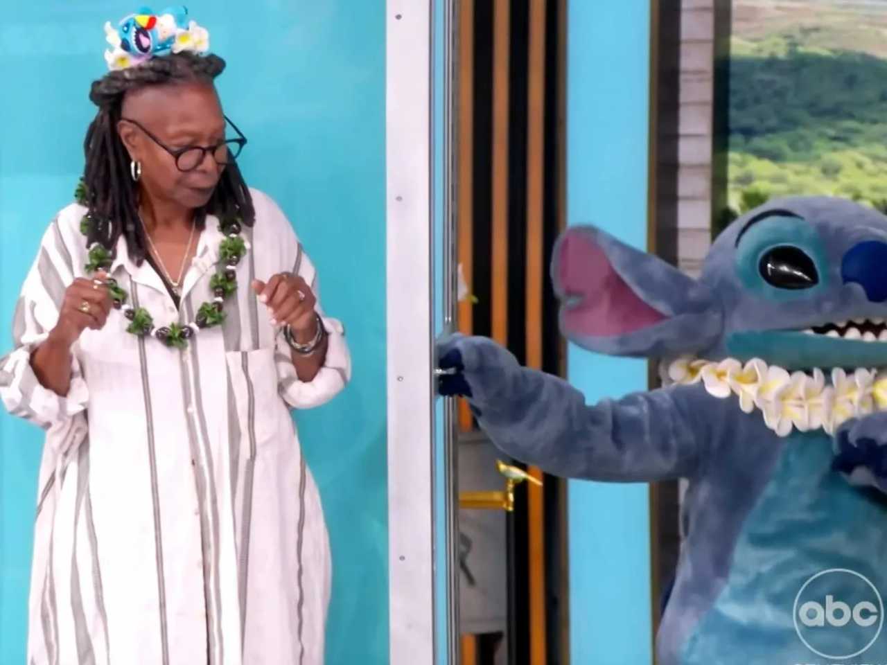 Stitch mengunci Whoopi Goldberg di mesin angin saat siaran The View