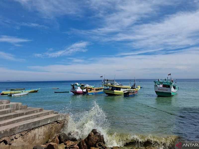 BMKG peringatkan potensi gelombang 4 meter di perairan NTT hingga 17 September 2025