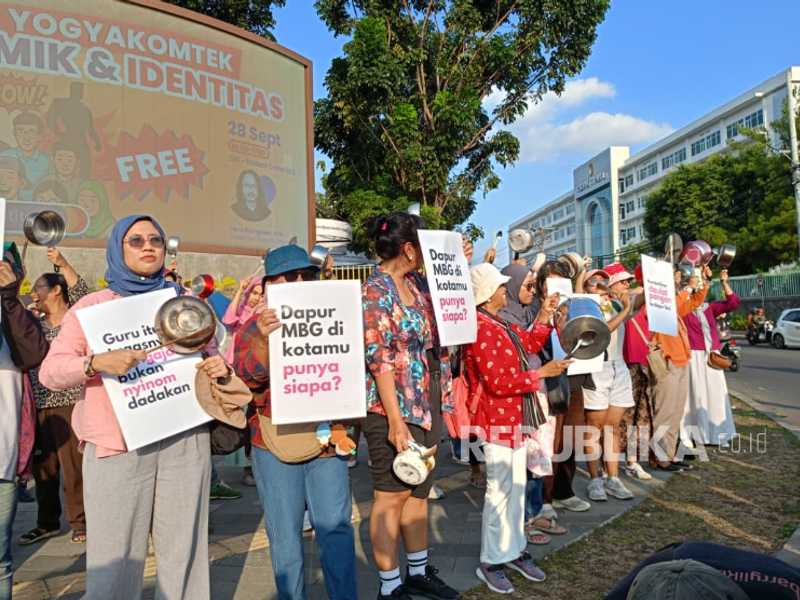 Ibu-ibu tuntut setop program MBG dengan aksi dentuman panci di UGM