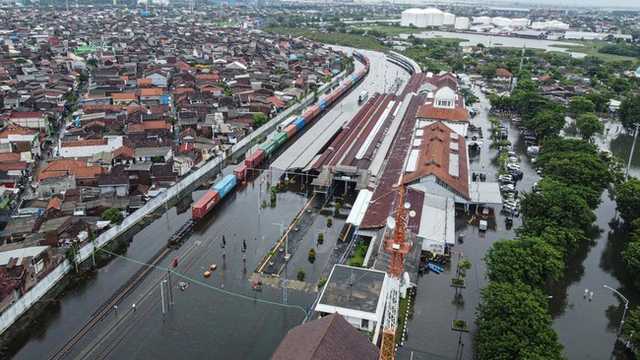 KAI Batalkan 16 KA di Semarang, Jalur Rel Terendam Banjir