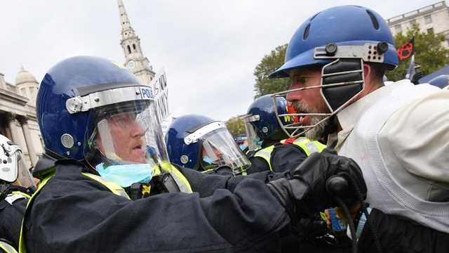 Demonstrasi sayap kanan Tommy Robinson di London ricuh, 9 orang ditangkap polisi