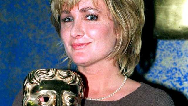 Bintang Komedi Inggris Caroline Aherne Akan Dibuatkan Film Biografi