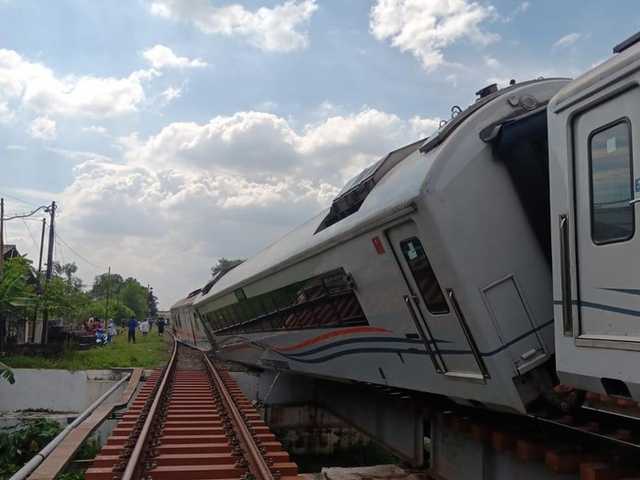 KA Purwojaya Anjlok di Kedunggedeh: 232 Penumpang Selamat Dievakuasi