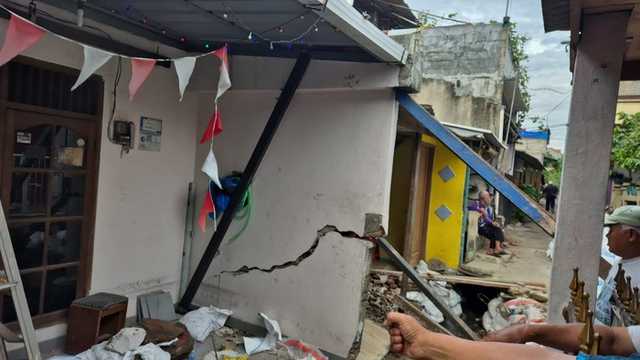 Tanah Amblas Rusak Rumah di Jaktim, Wali Kota Minta Warga Bongkar Tembok