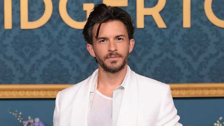 Jonathan Bailey Dinobatkan Pria Terseksi 2025 versi People