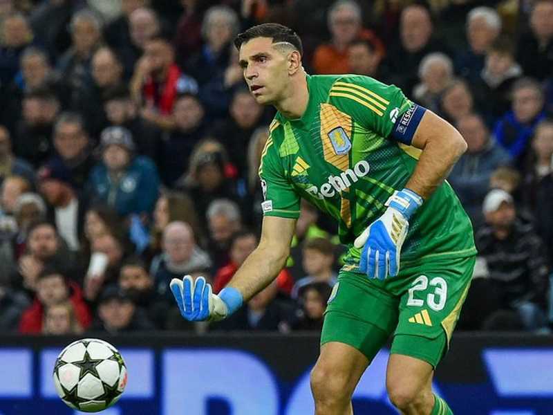 MU Incar Senne Lammens dan Emiliano Martinez di Deadline Day, Siapa Prioritas?