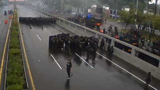 Darurat! Massa Aksi Serbu Tol Depan DPR, Polisi Tutup Jalan