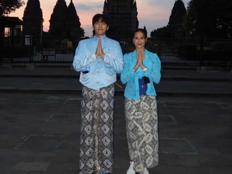 Pevita Pearce dan Ji Chang Wook Kompak Berbusana Adat Jawa di Prambanan