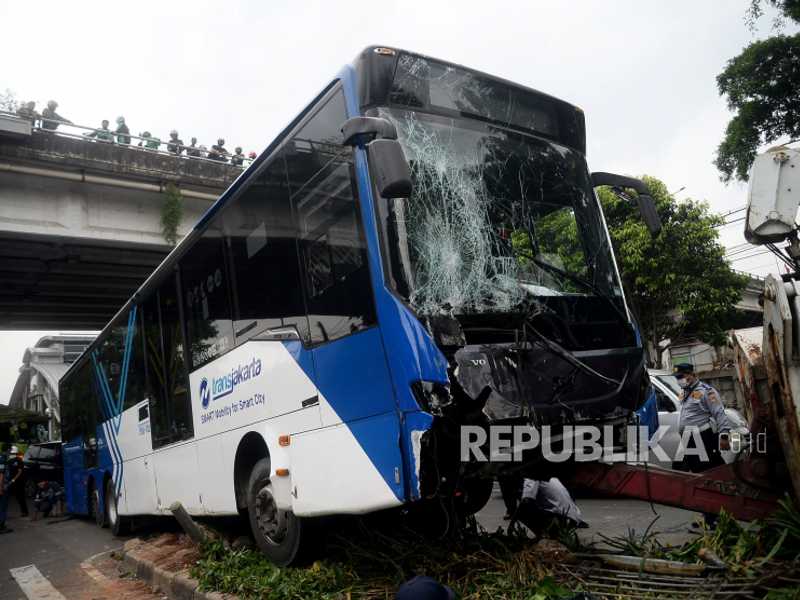 Bus Transjakarta tabrak ruko di Cakung, diduga rem blong