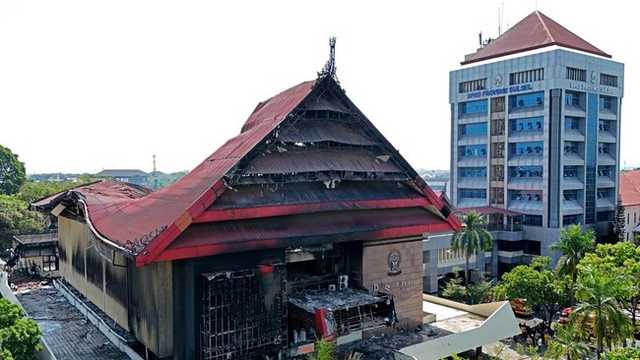 Polda Sulsel Buru Otak Pembakaran DPRD Makassar yang Tewaskan 3 Staf