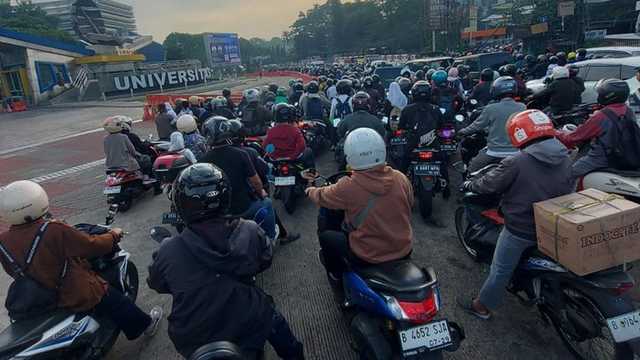 Macet Parah Pondok Cabe: Volume Kendaraan dan Gladi Resik Wisuda UT Jadi Biang Kerok