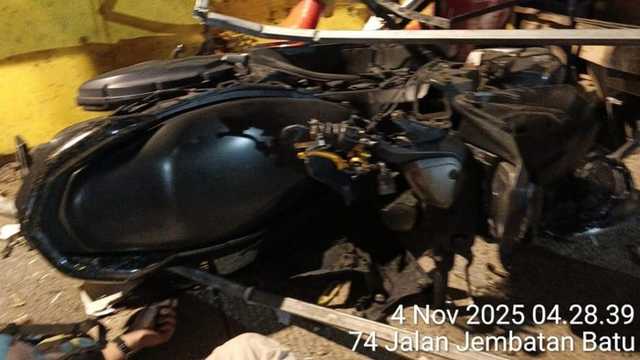 Pagi Buta, Pemotor Tabrak Pembatas Jalan di Jakarta Barat