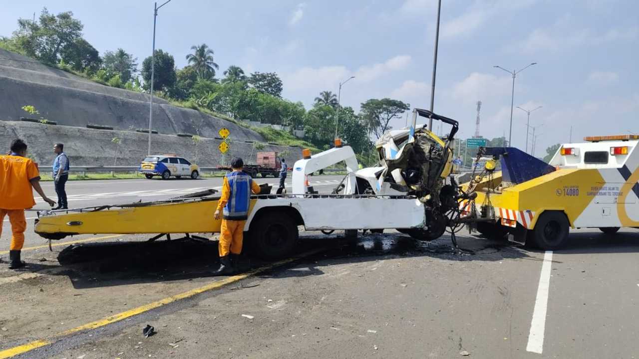 Kecelakaan beruntun di Tol Cipularang, sopir derek luka berat