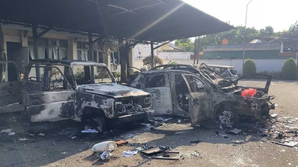 Demo Ricuh Bakar Habis Pemkab Kediri, Bupati: Aktivitas Lumpuh Total!