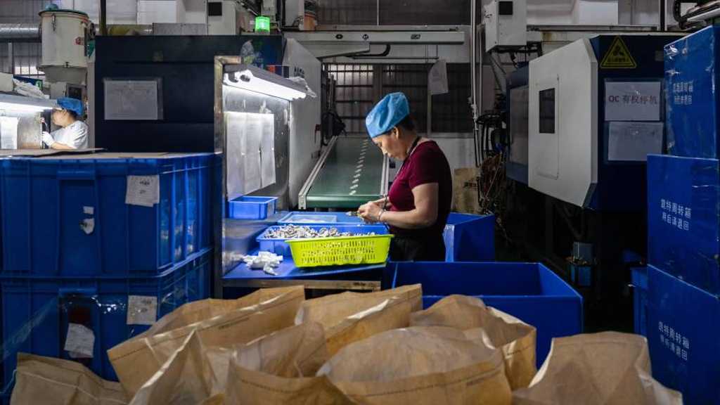 Ekspor China tak terbendung, capai rekor surplus US$1,2 triliun