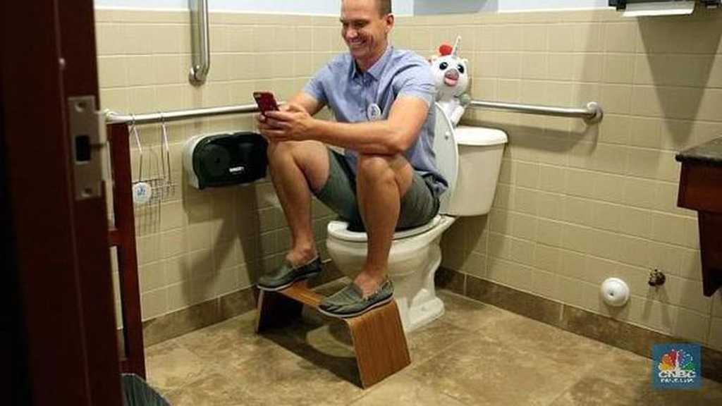 Penelitian Terbaru Ungkap Bahaya Pakai HP di Toilet, Ancam Ambeien!