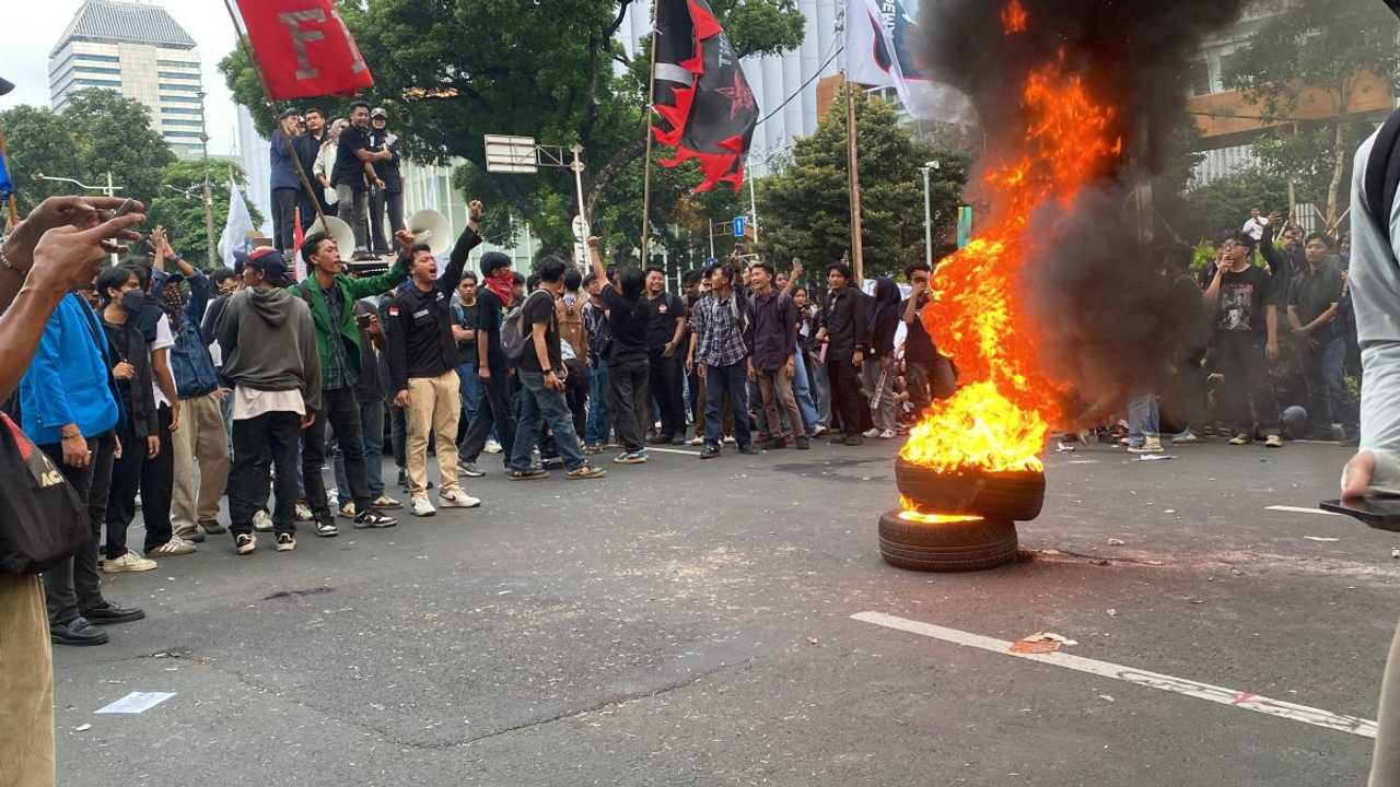 Jakarta Membara: Demo Mahasiswa Kritik Satu Tahun Prabowo-Gibran