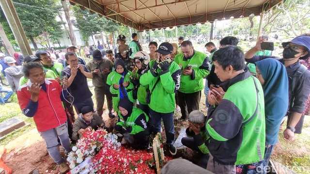 GoTo Beri Santunan & Beasiswa Keluarga Driver Gojek Korban Rantis Brimob