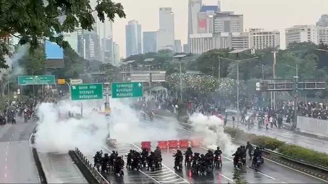 Demo DPR Kembali Ricuh, Bom Molotov dan Gas Air Mata Membara di Jakarta