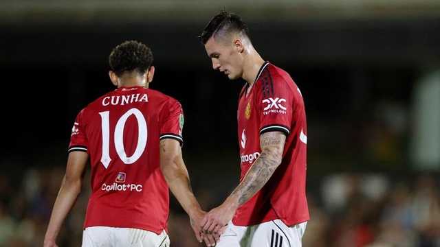 MU Disingkirkan Tim Divisi Empat Grimsby di Carabao Cup Lewat Adu Penalti