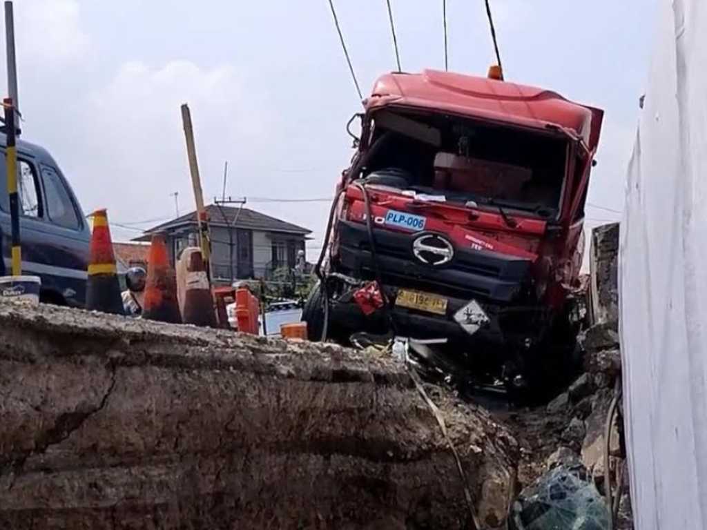 Truk Tangki BBM Rem Blong Tabrak Beruntun di Bogor, Pertamina Investigasi