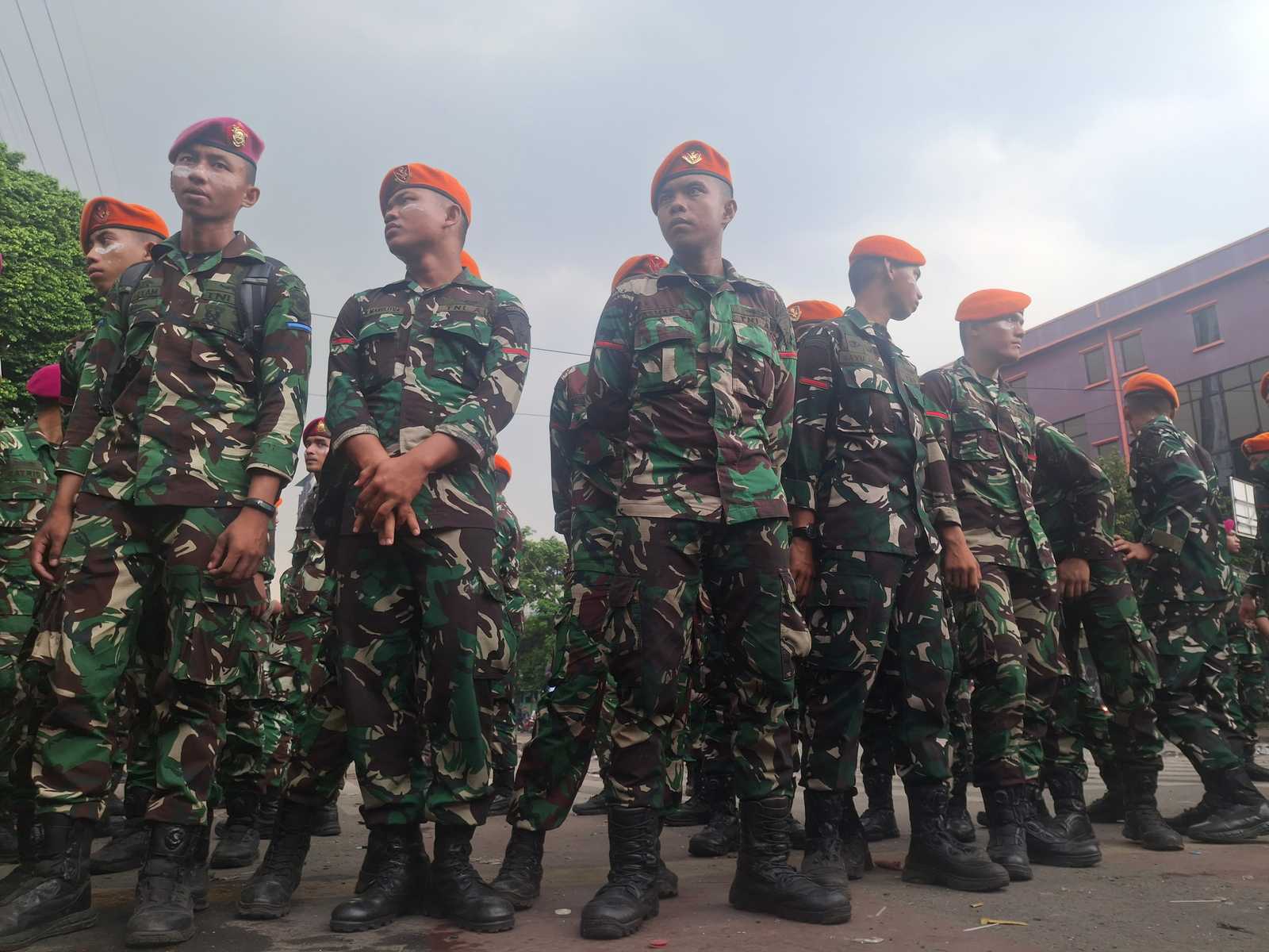 Kwitang Mencekam: Massa Ojol Merangsek Mako Brimob, Marinir Turun Tangan