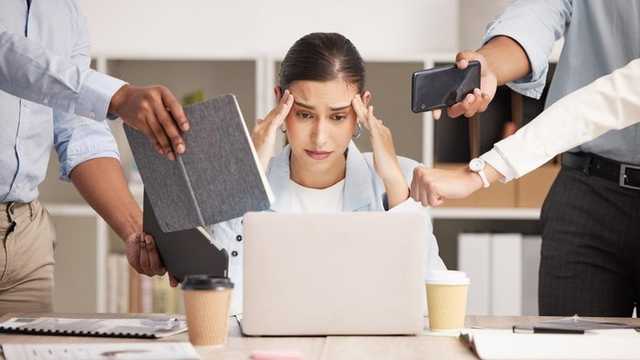 Fenomena 'Job Hugging' Merebak, Pekerja Bertahan Akibat Ekonomi Tak Menentu