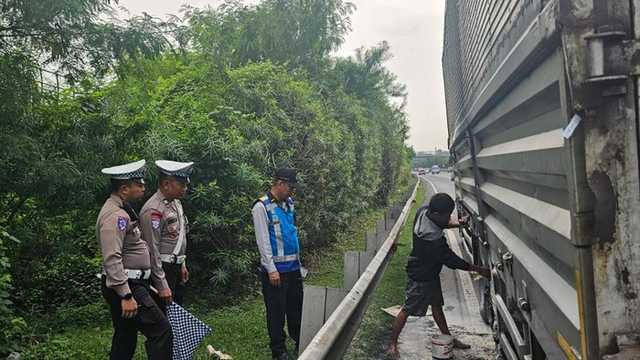 Truk Terbakar di Tol Cawang: Polisi Ungkap Penyebab Rem Panas