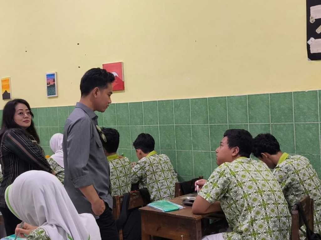 Gibran Tinjau Langsung Program Makan Bergizi Gratis di Salatiga