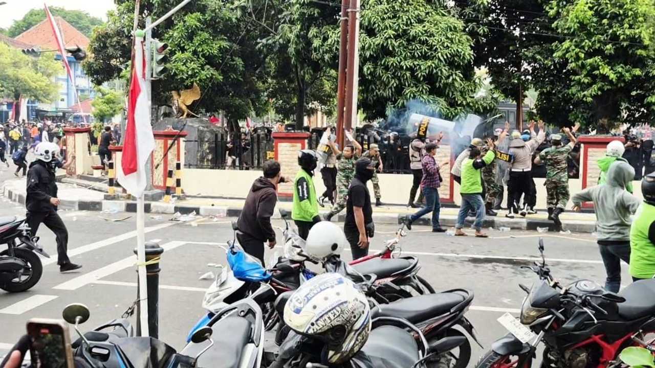Demo Ricuh di Solo, Semarang, Magelang: 42 Luka, Gedung DPRD Solo Ludes Dibakar