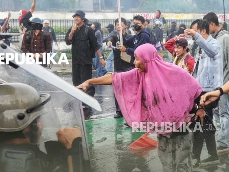 Aksi Ibu Jilbab Pink Picu Gerakan 17+8 dan Video Kritik Prabowo