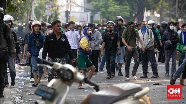 Bentrokan Pecah di Depok Dekat Mako Brimob, Polisi Tembakkan Gas Air Mata