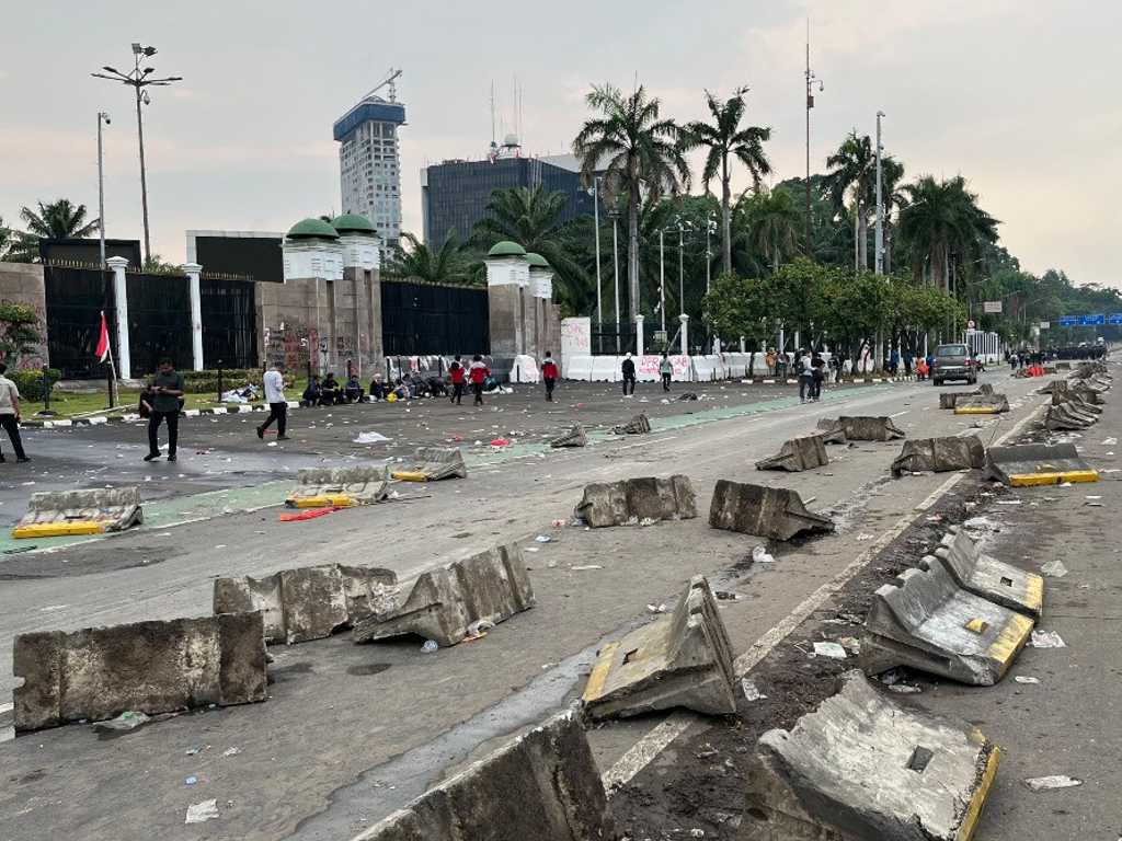 Demo Ricuh Depan DPR: Separator Busway Tercecer, Jalan Gatot Subroto Lumpuh