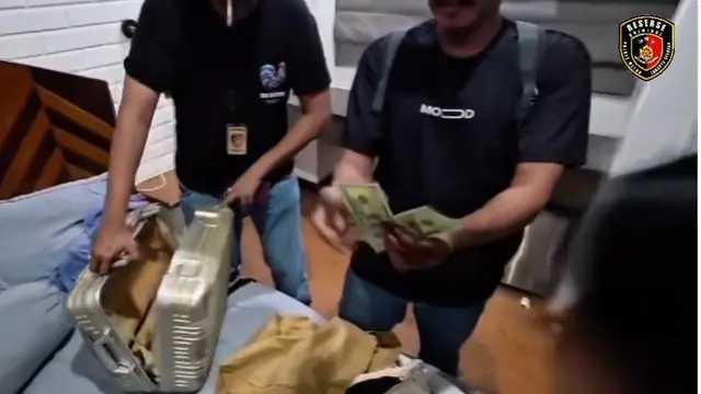 Polisi gerebek apartemen Kalibata, sita ratusan lembar uang palsu dolar, dua pelaku dicokok