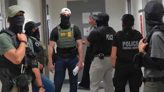 California larang penegak hukum, termasuk ICE, pakai masker saat bertugas
