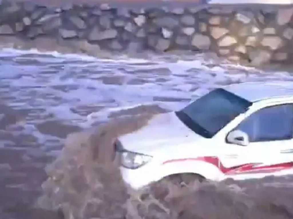 Video Viral: Banjir Besar Landa Makkah, Mobil Terjebak Arus Deras