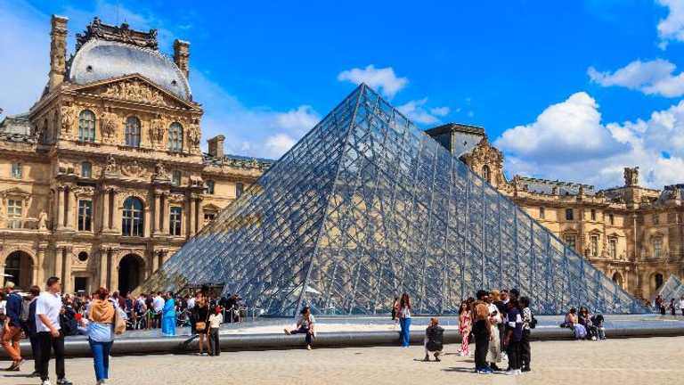Polisi Prancis Tangkap 5 Tersangka Baru Perampokan Louvre, Barang Jarahan Hilang