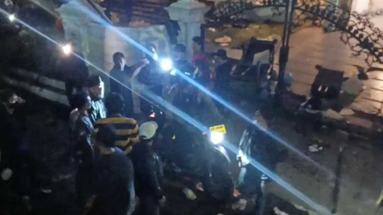 Rumah Uya Kuya Diserbu Massa, Pagar Dibobol dan Barang Dicuri
