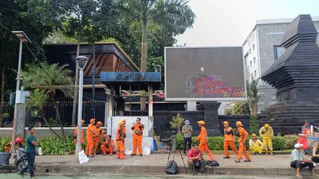 Amuk Massa Rusak Parah Polda Metro Jaya Usai Demo Ojol Ricuh