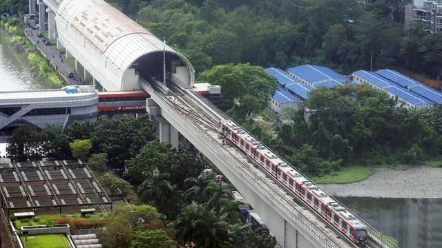 LRT Jabodebek Mati Listrik, Penumpang Dievakuasi Berjalan di Ketinggian